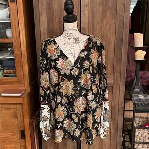 Women's Floral V-Neck Tunic Top in Black with Cream Accent
